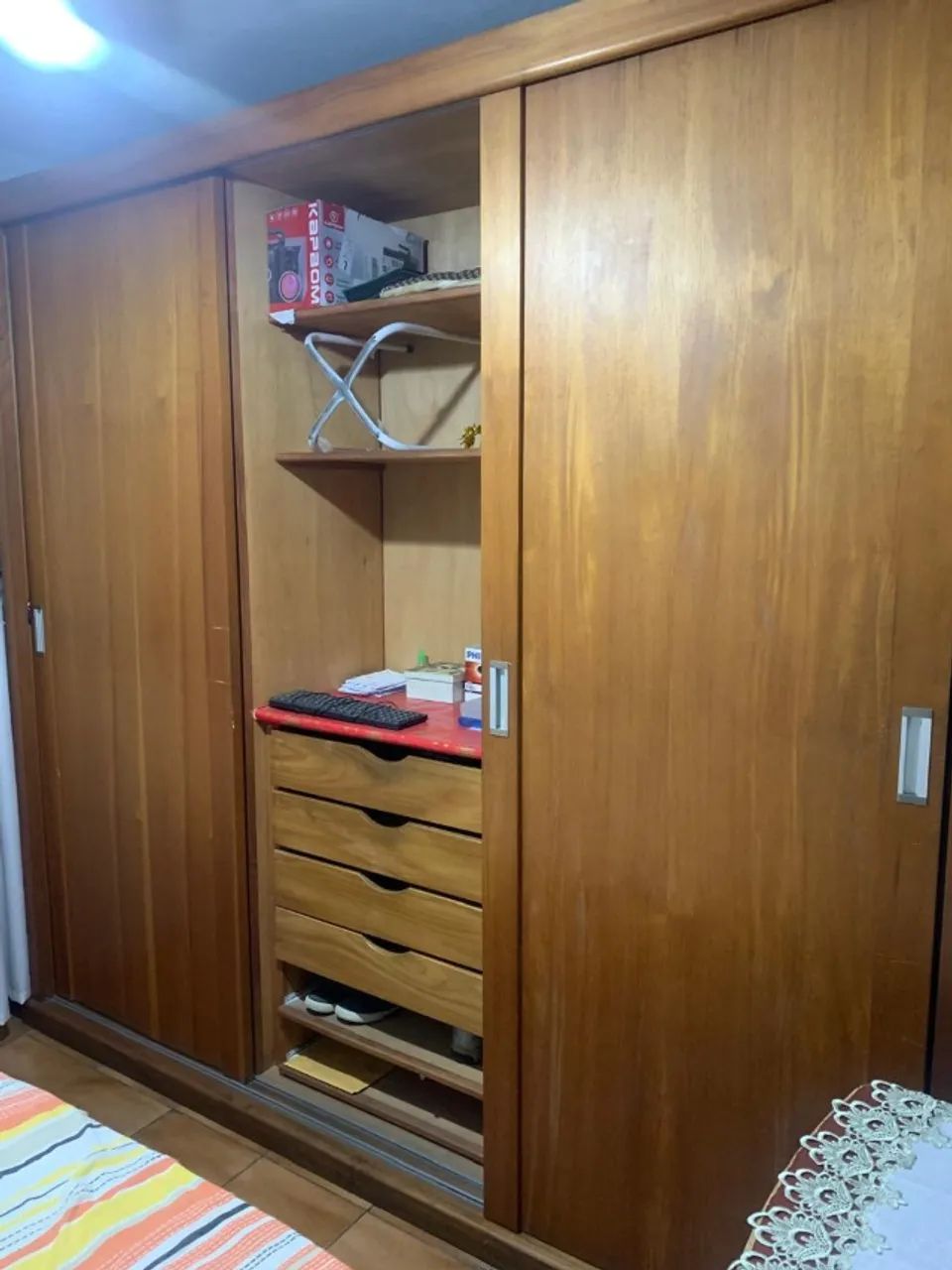 Belíssimo guarda roupa de madeira - Foto 3