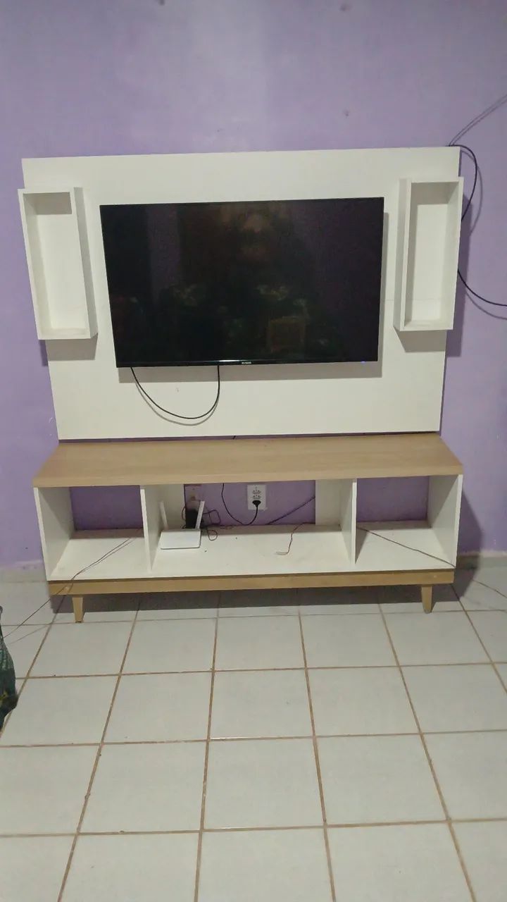 Painel com rack em total MDF sem avarias em perfeito estado.