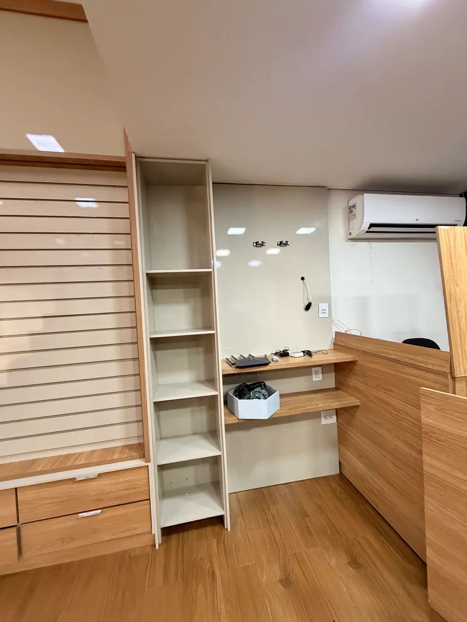Expositor Comercial Planejado 4,03m com Painel Canaletado e Gavetas - Foto 2