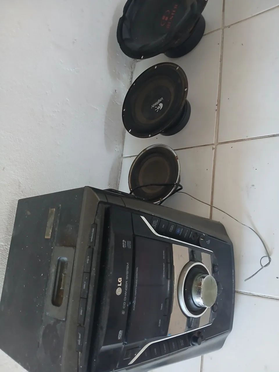 Aparelho 2 saídas mais uma sub 1 alto falante de 12  1 de 8 e um de 6 polegadas - Foto 2