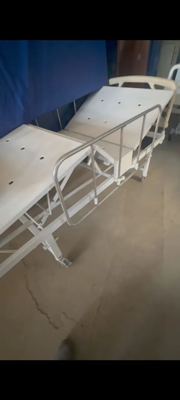 Cama hospitalar  com duas manivelas  - Foto 4