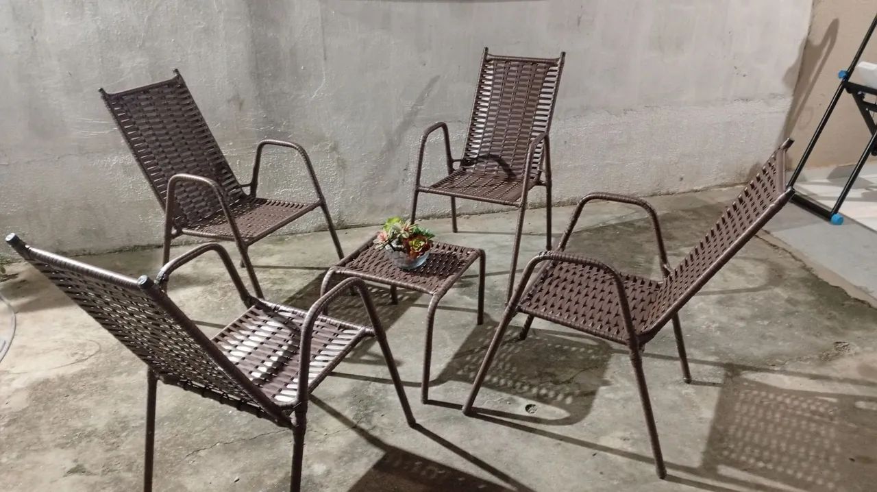 Vendo Conjunto de cadeiras e mesa