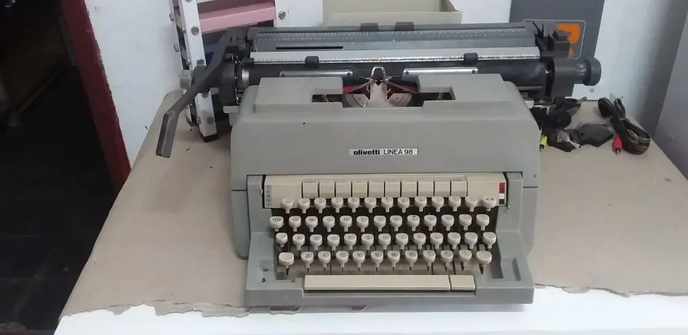 MAQUINA DE ESCREVER OLIVETTI