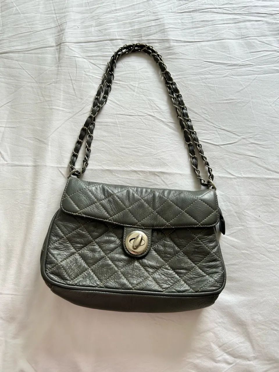 Bolsa modelo Chanel em couro original Cinza