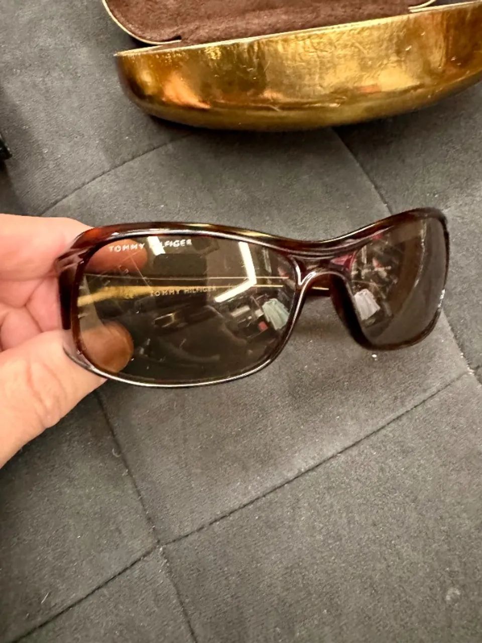 Óculos de Sol Feminino Tommy Hilfiger TH 9031 16-110 - Elegante e Sofisticado