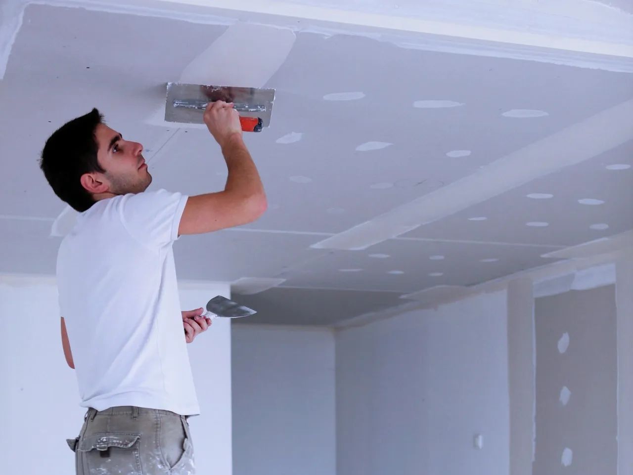 Precisa-se profissional Gesseiro para gesso liso e forro Drywall