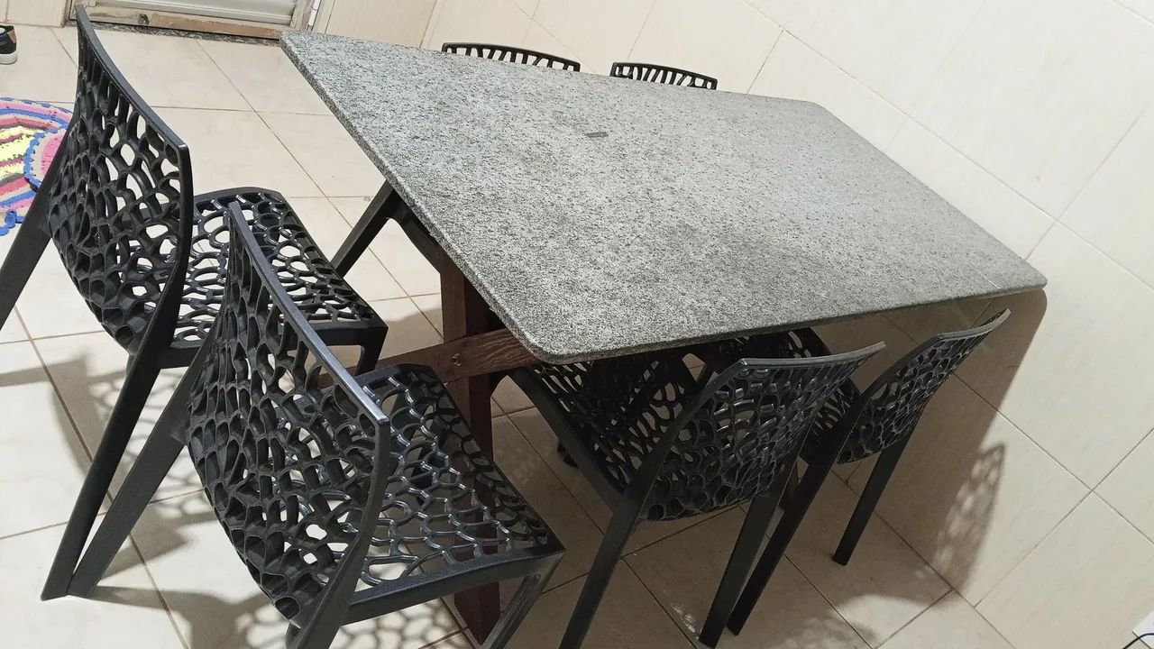 Vendo mesa com cadeiras, e banquetas.
