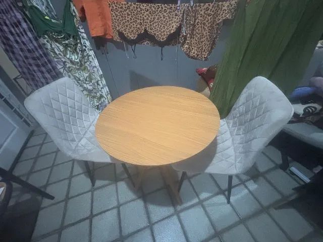 Mesa de jantar redonda com duas cadeiras 