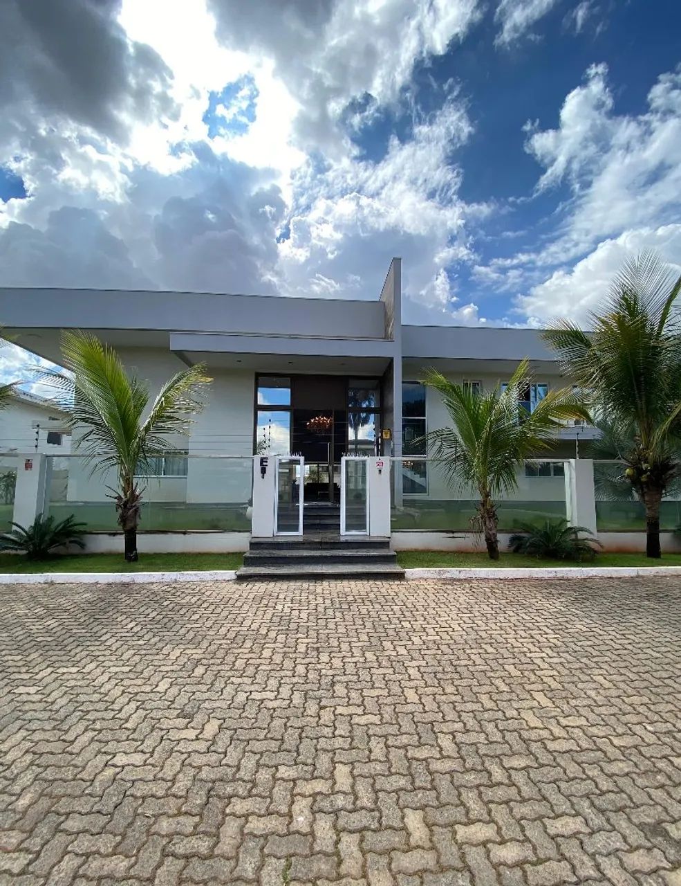 SOU CORRETORA.  VENDO CASA LUXUOSA 