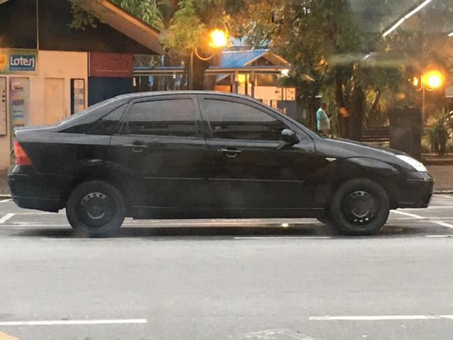 Ford Focus sedan 1.6 8v zetec rocam 2005