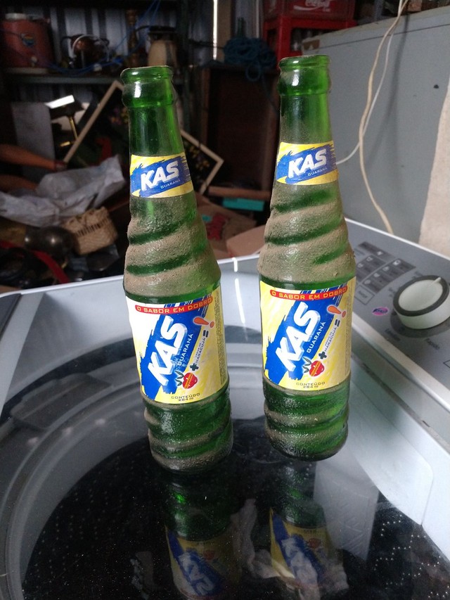 Duas garrafas antigas refrigerante kas  - Foto 4