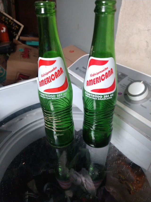 Duas garrafas antigas refrigerante  - Foto 5
