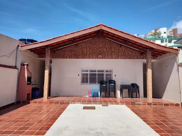 Casa em Guarujá, 04 dormitórios, localizada a uma quadra da praia