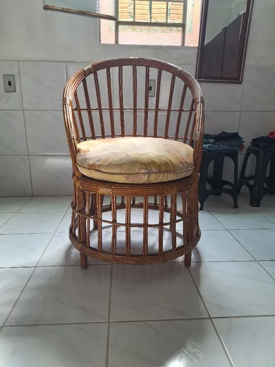 Conjunto de 04 cadeiras e 01 mesinha de centro com vidro em bambu