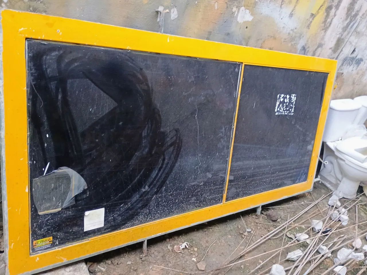 JANELA DE FERRO COM VIDRO TODA DE FERRO MACIÇO POR R$:500 - Foto 2