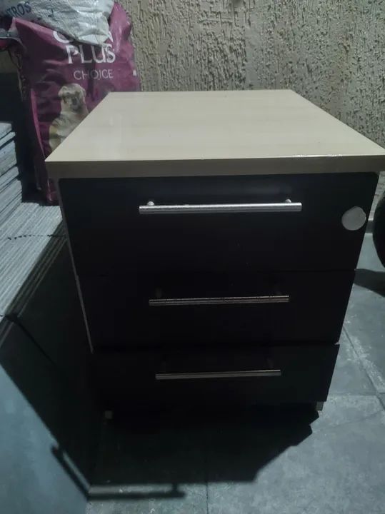 Criado mudo de 3 gavetas