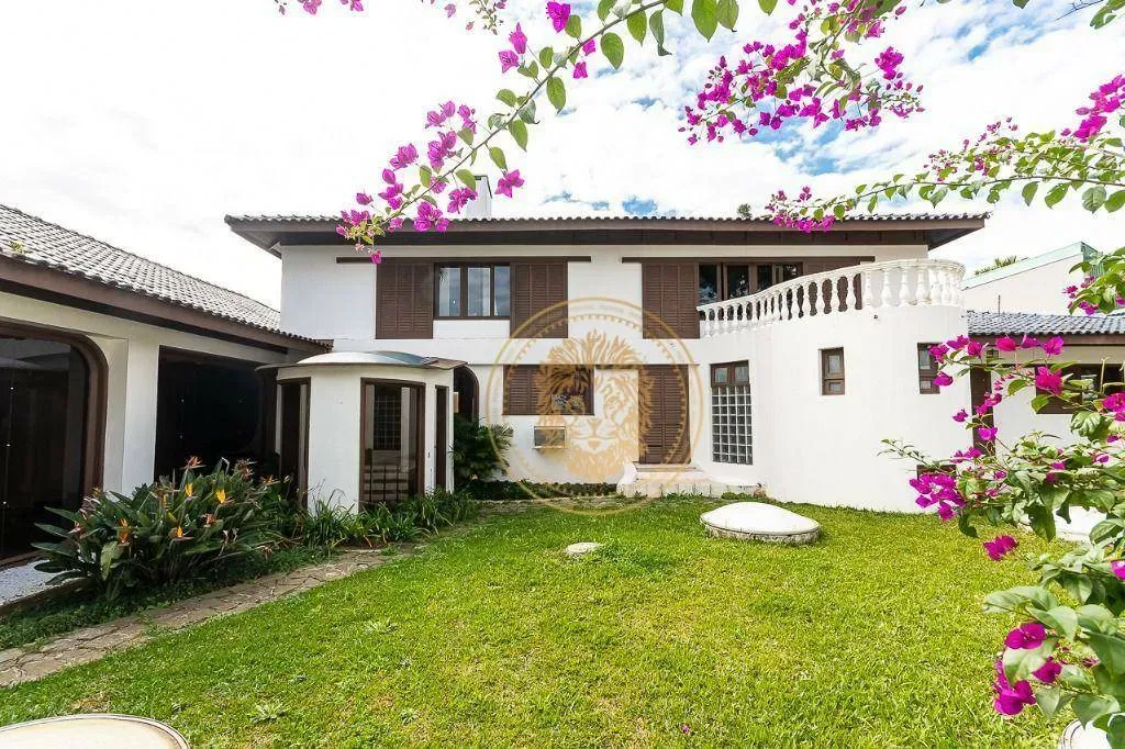 Casa ampla com 6 dormitórios no Centro Cívico
