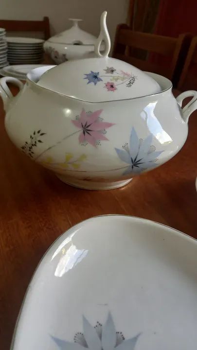 Sopeira e travessas antigas em porcelana