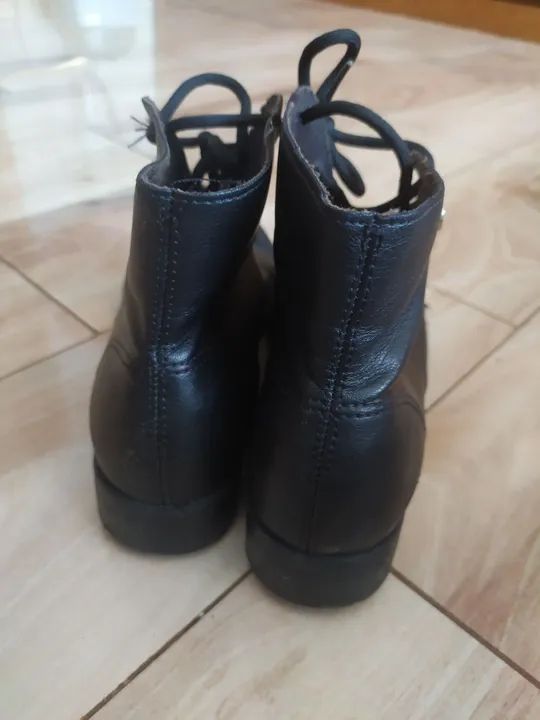 Bota Coturno de Couro Preta Via Marte  - Foto 2