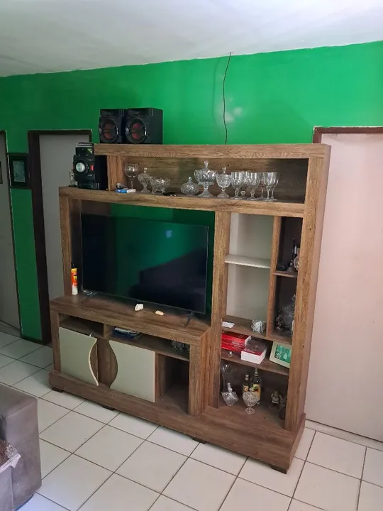 Rack para TV com prateleiras e espaço para decoração