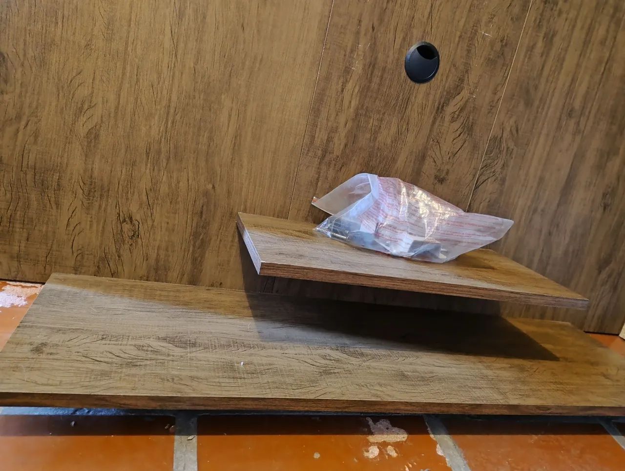 Rack de TV em madeira - 2 prateleiras