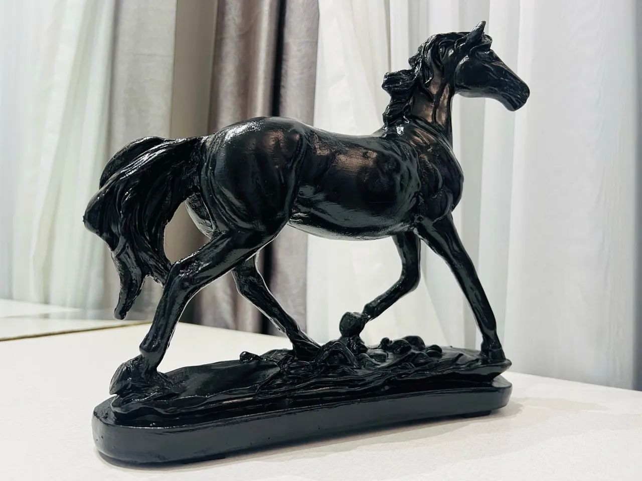 Estatua De Cavalo Enfeite Sala Escultura Decorativa em Resina  - Foto 3
