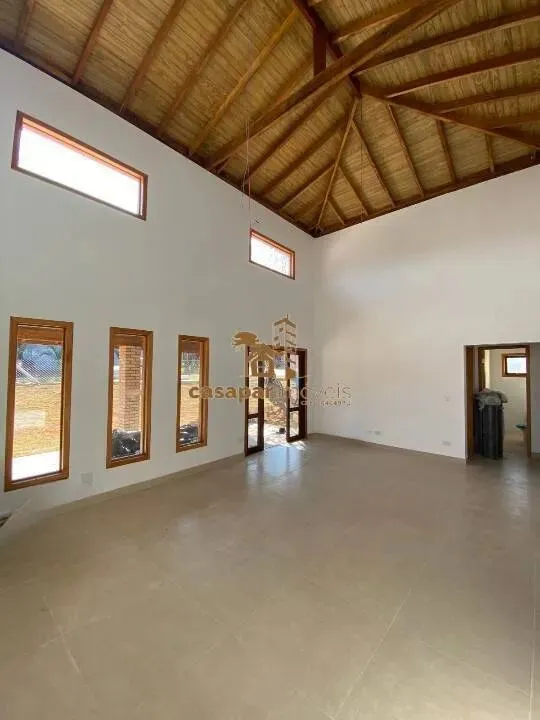 Chácara à Venda em Condomínio Fechado com 1.547m² com 3 Quartos e Piscina