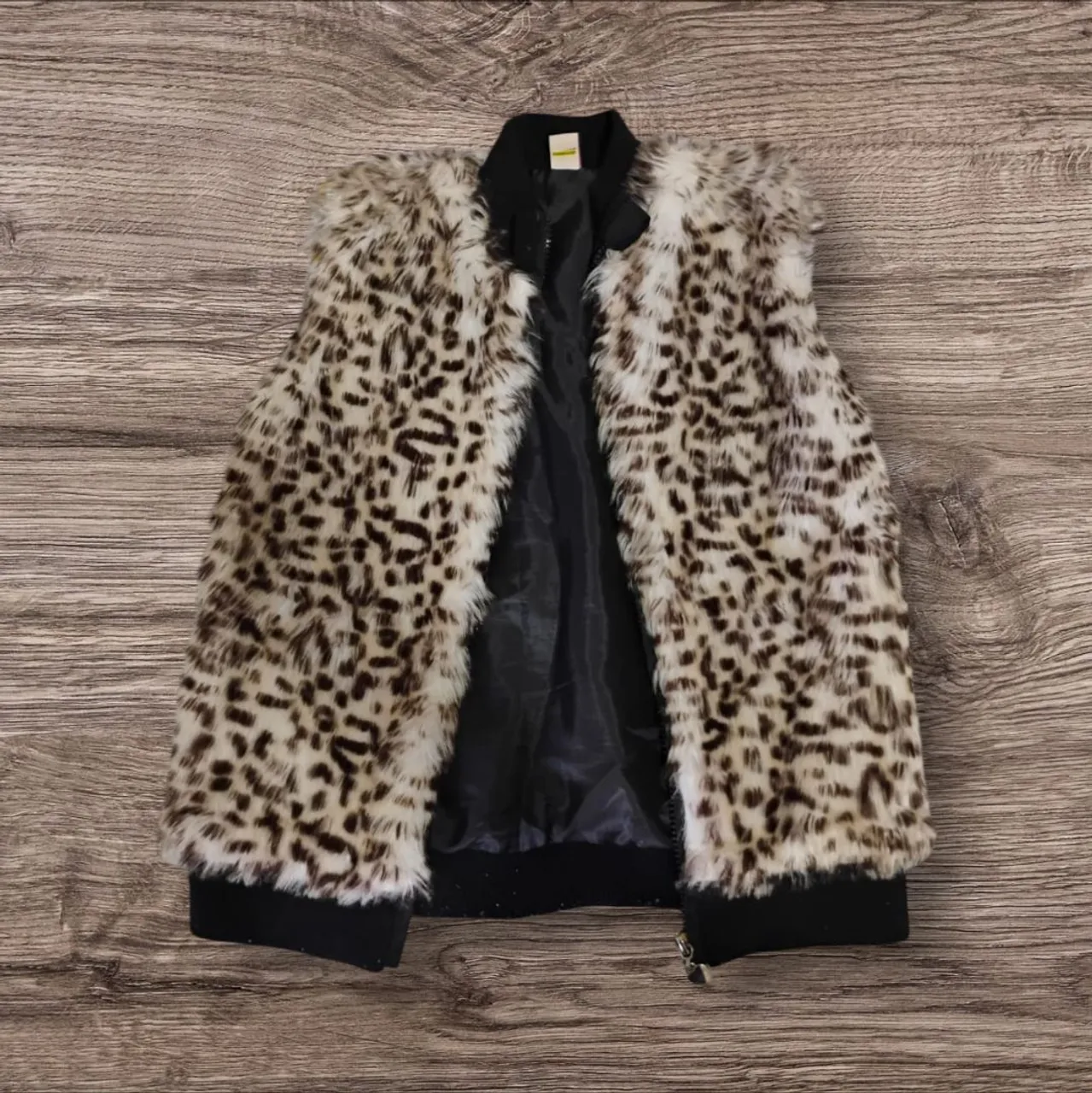 Colete de pelúcia com estampa animal print