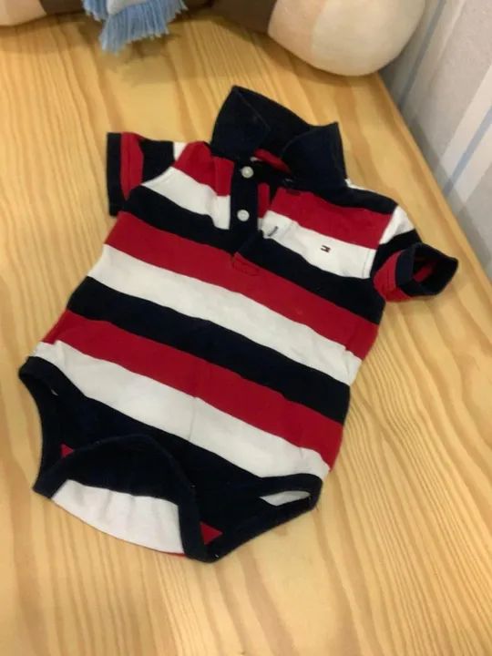 Body tommy Hilfiger listrado para bebê 12 meses