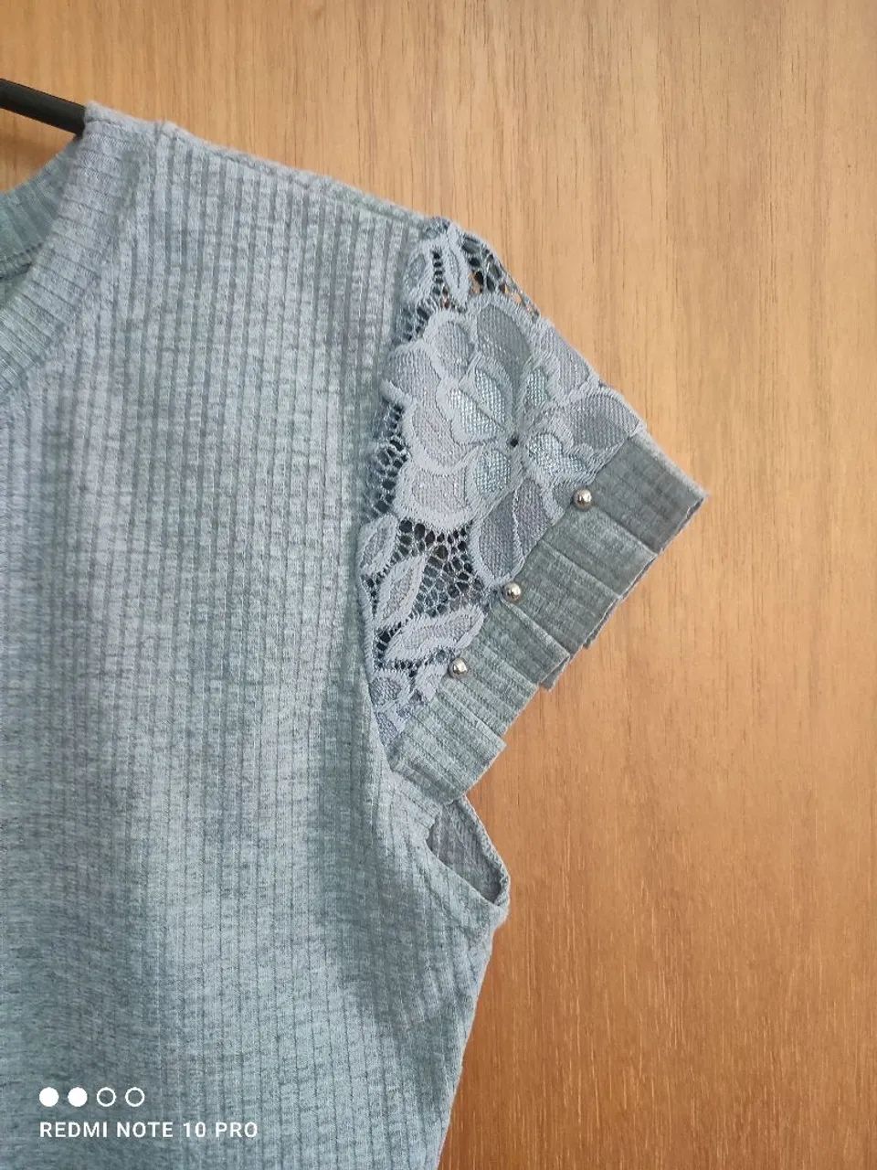 Blusa com detalhes de renda na manga - Foto 2