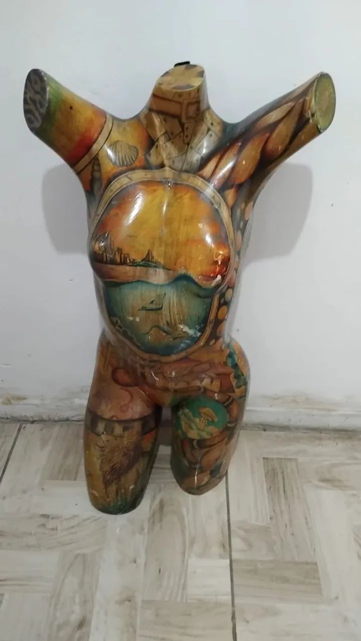 Maniqui de busto feminino tatuado