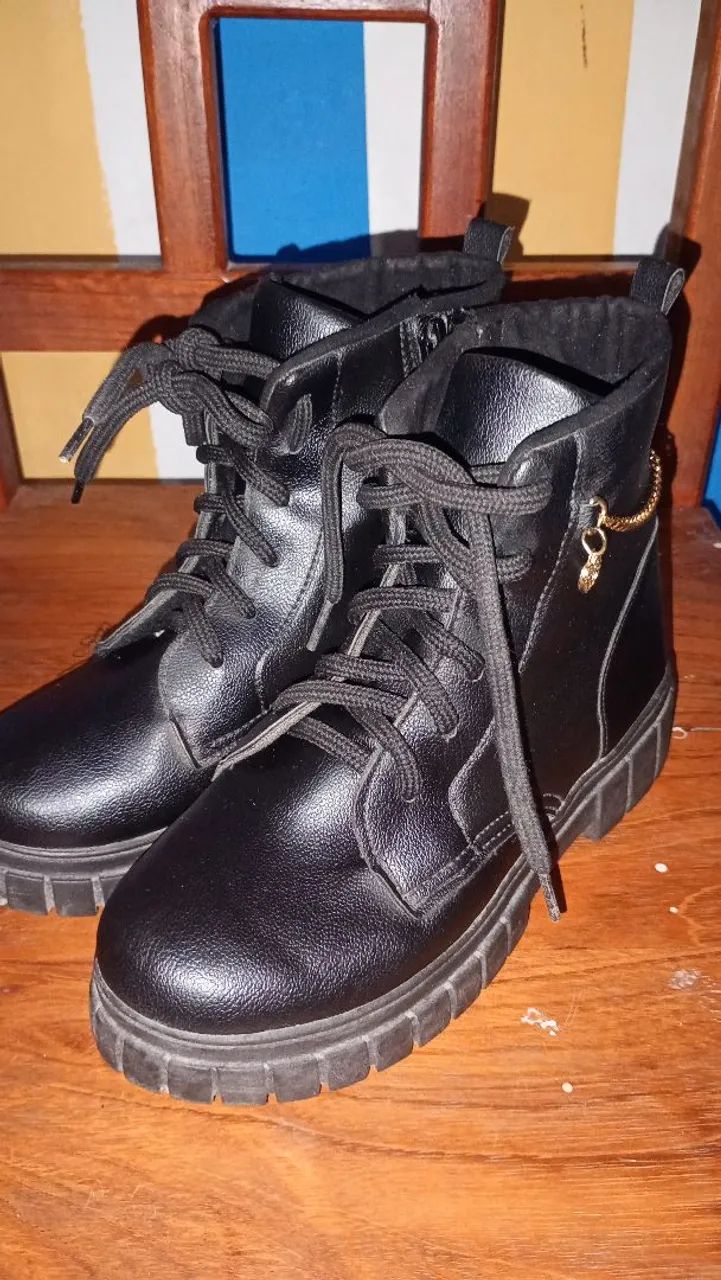 Botas infantis pretas com detalhe de coração - Foto 2