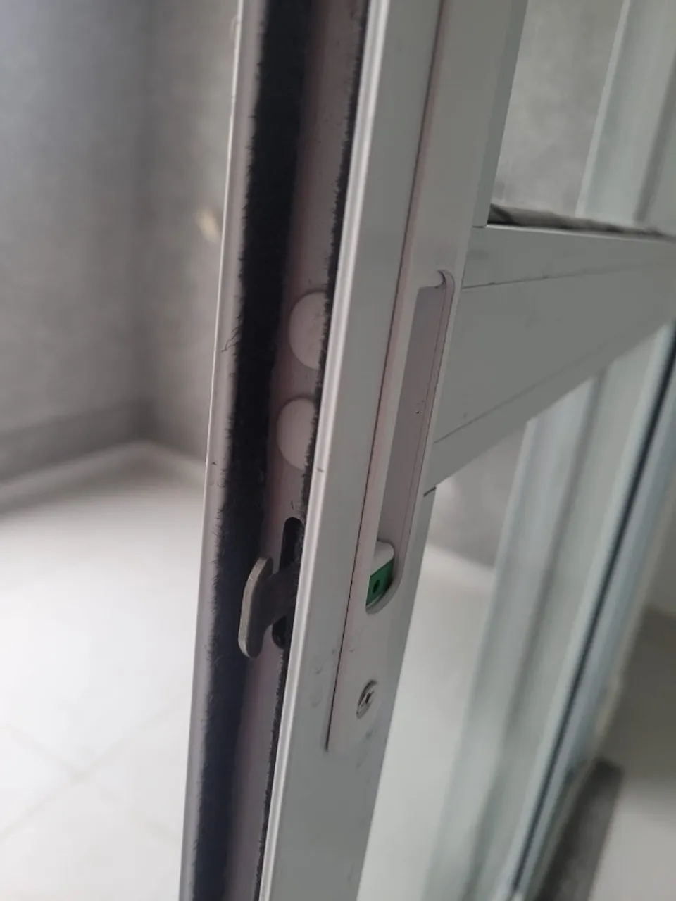 Porta de correr balcão de alumínio branco e vidro completa