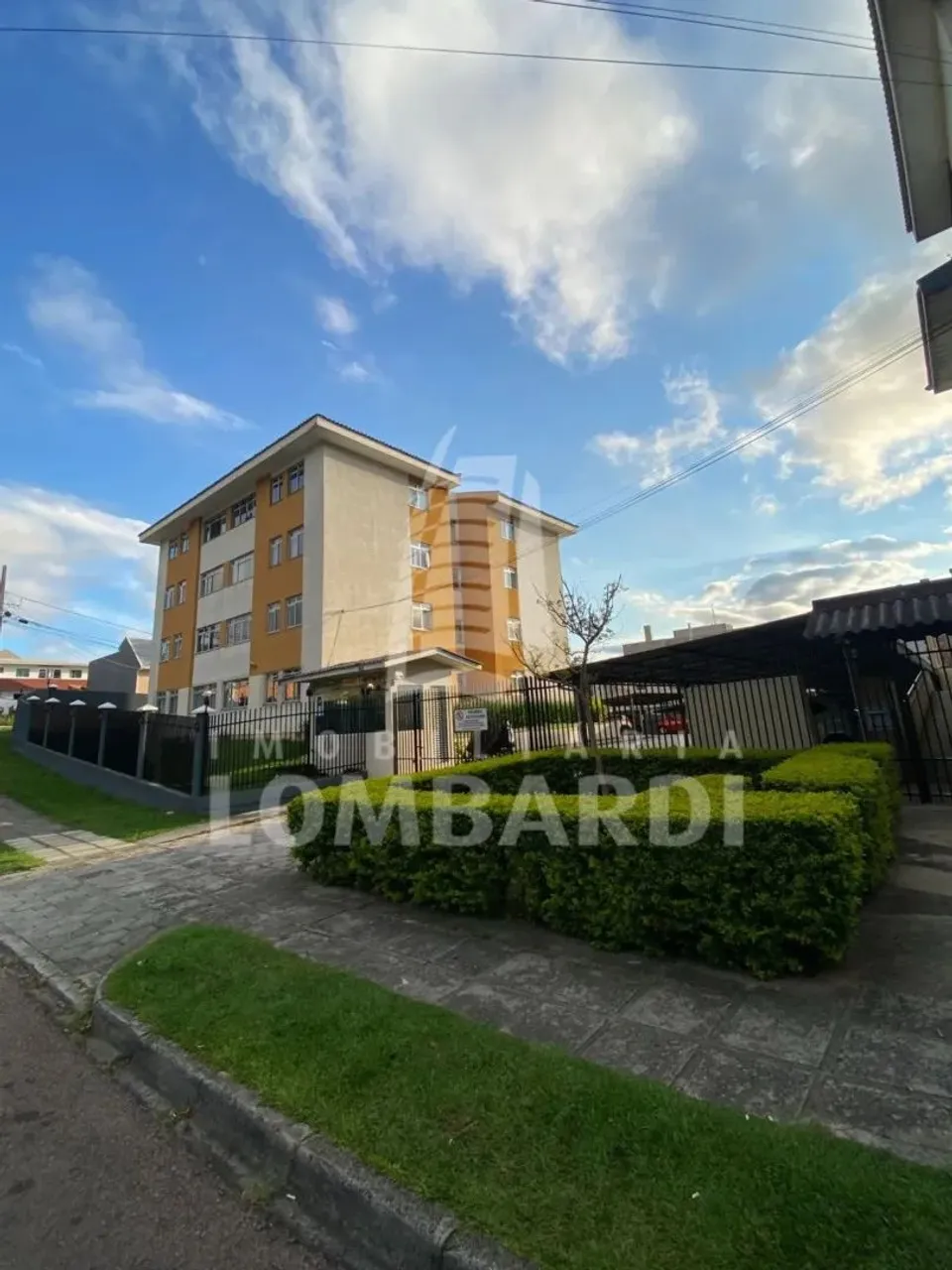 Apartamento com 3 quartos para alugar por R$ 1600.00, 54.33 m2 - CAPAO RASO - CURITIBA/PR