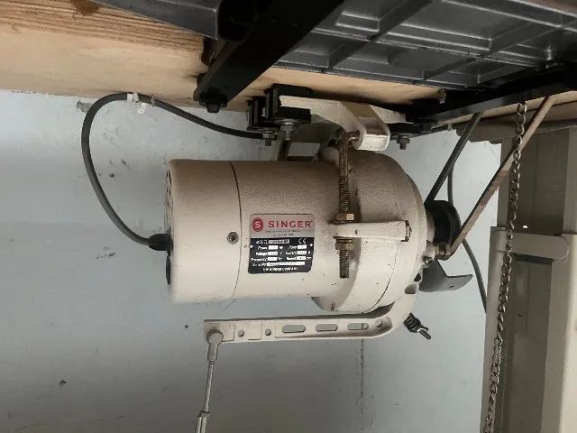 Máquina de costura galoneira de base plana alta velocidade Singer - Foto 5