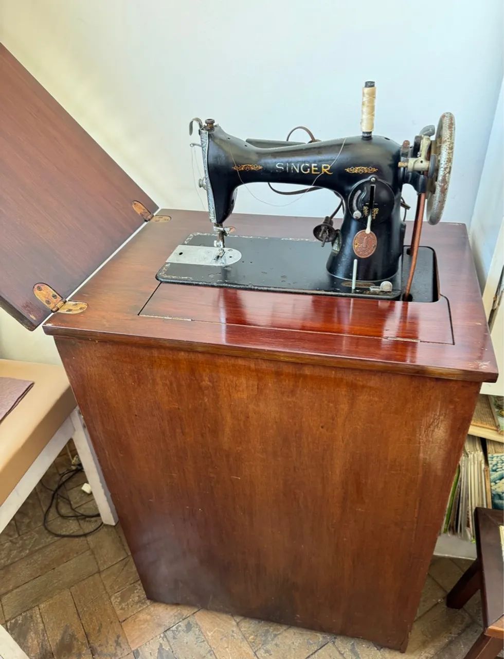 Máquina de Costura Singer Antiga - Foto 2