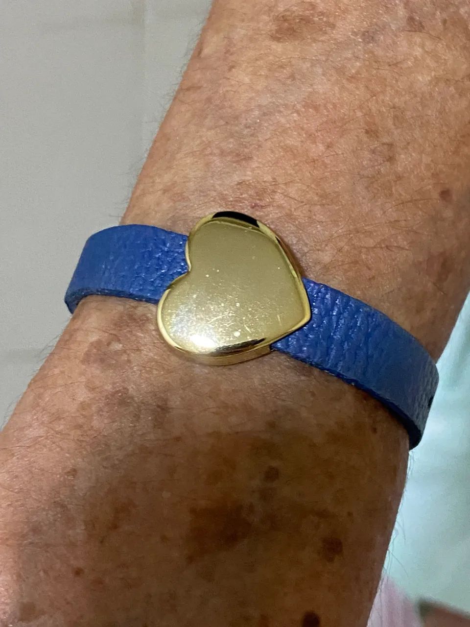 Pulseira couro e charm