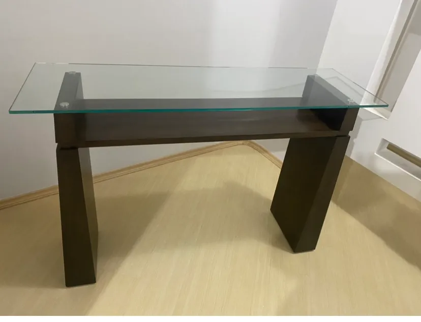 Mesa de apoio com tampo de vidro e estrutura de madeira