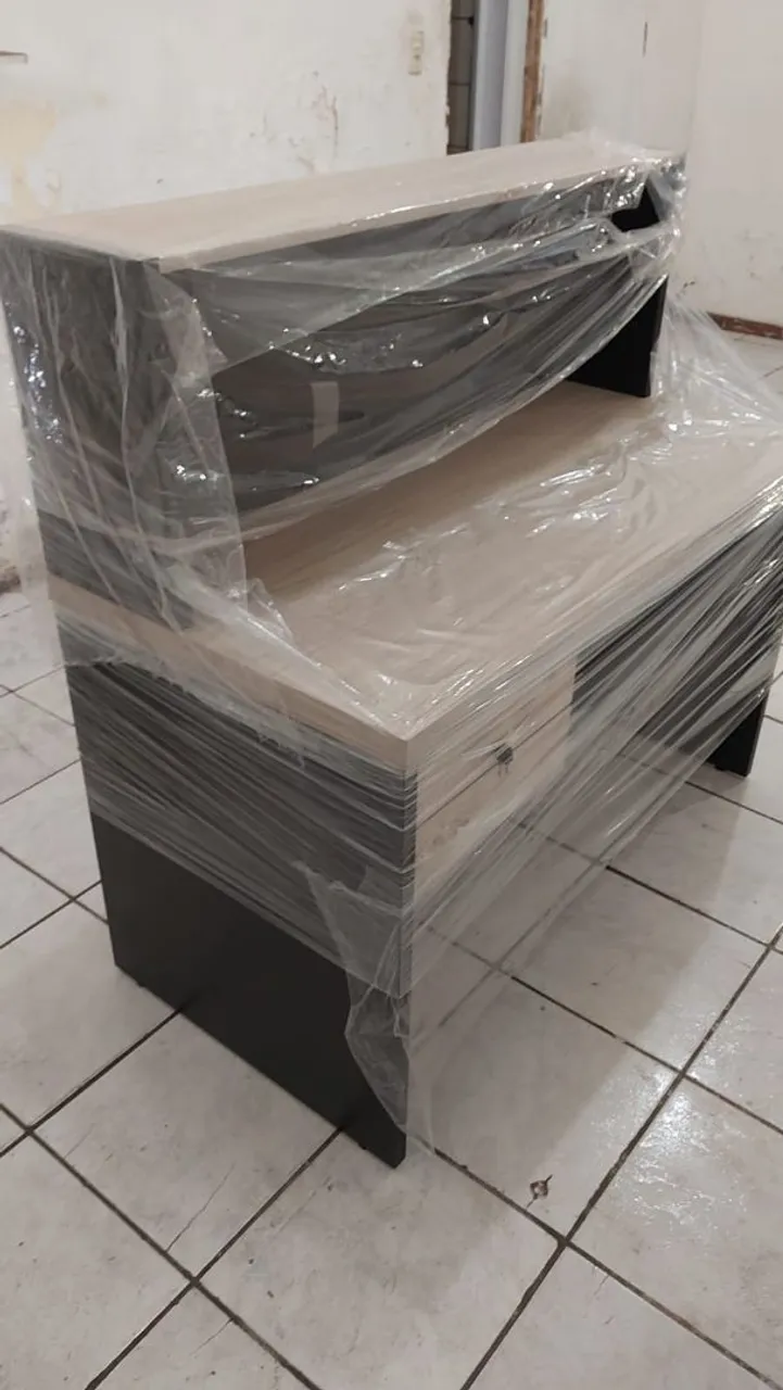 Balcão de escritório novo, embalado