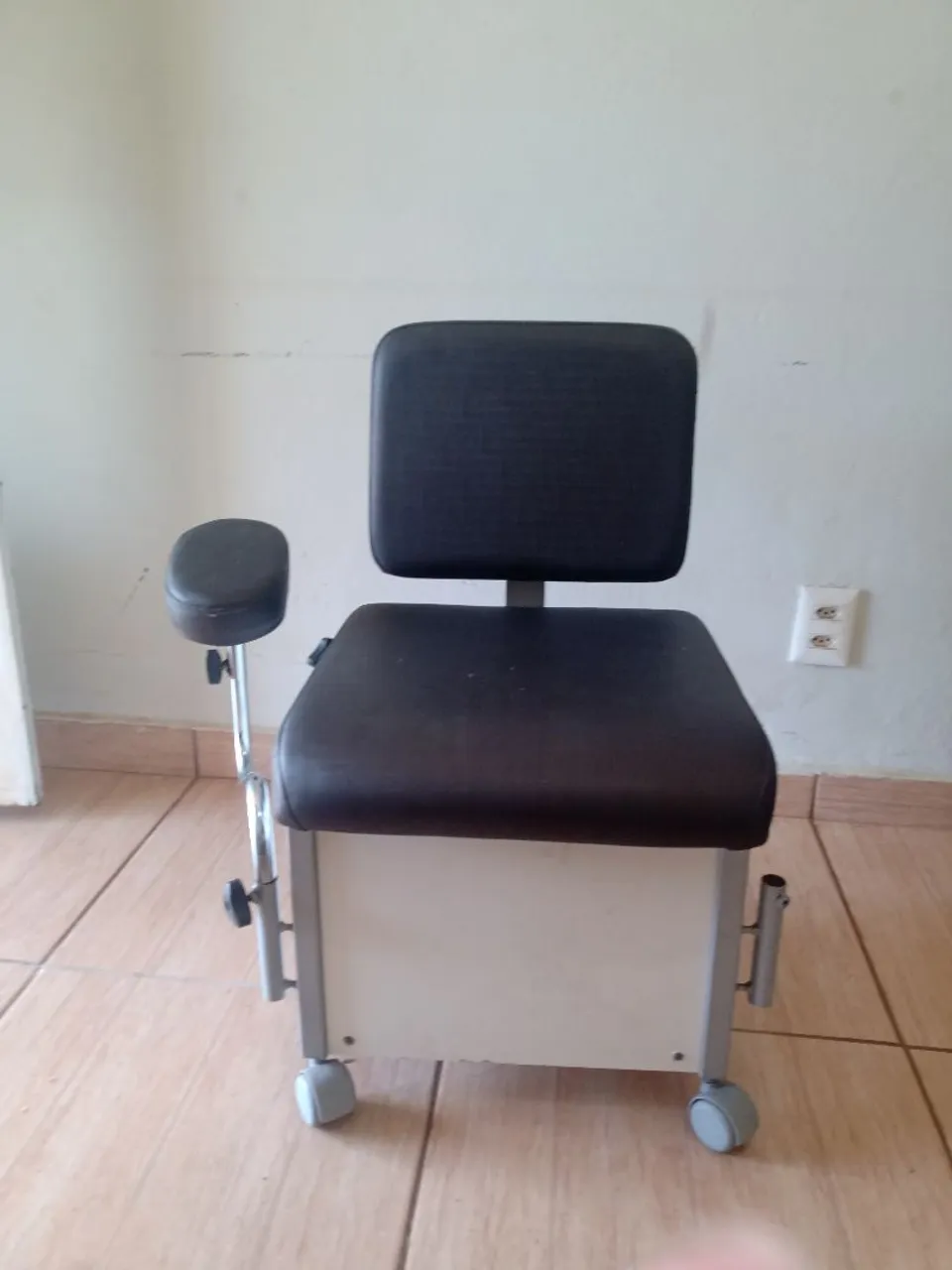 Cadeira de manicure e pedicure com rodinhas