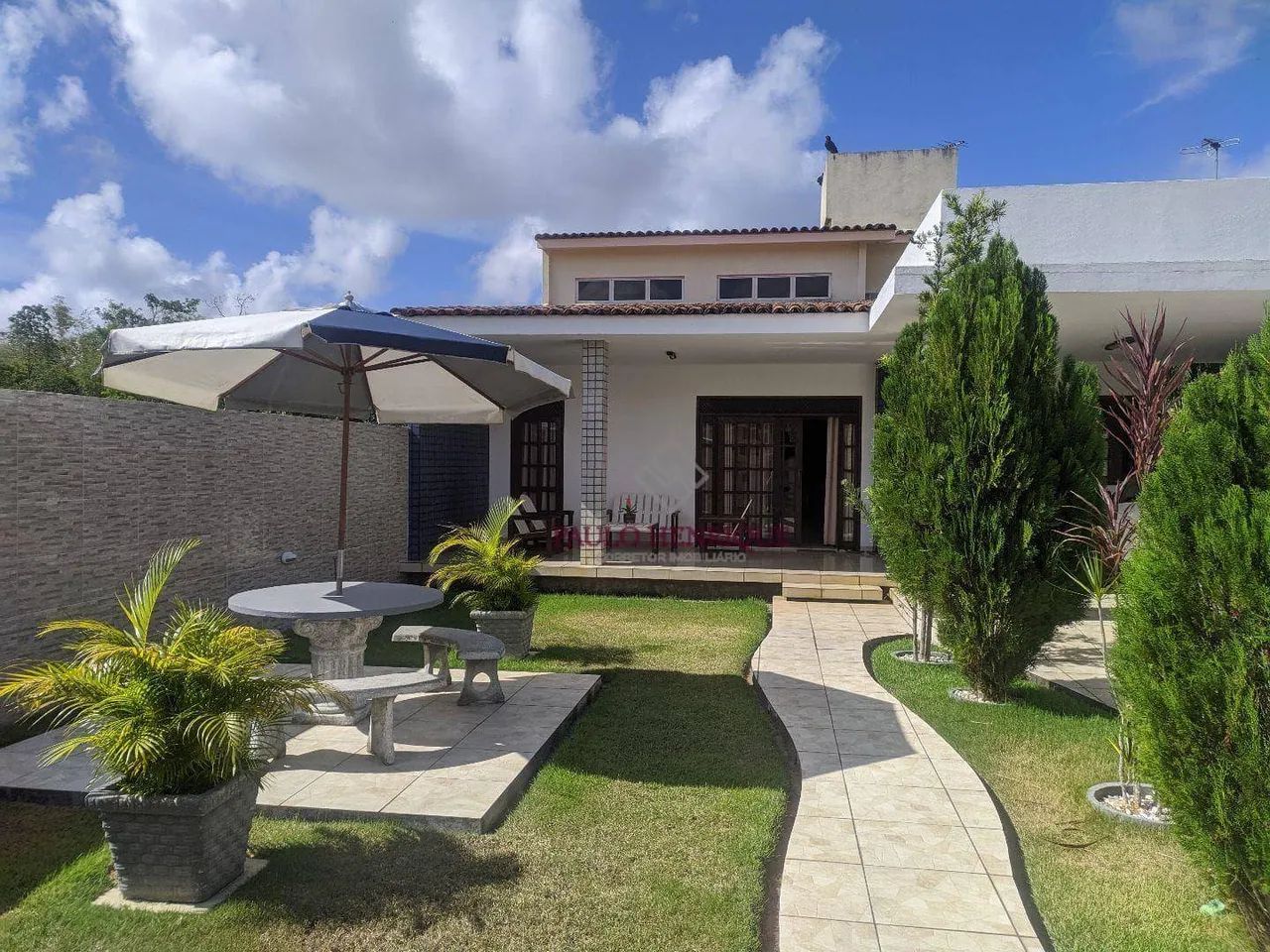 Casa com 4 dormitórios sendo 3 suítes + 1 closet