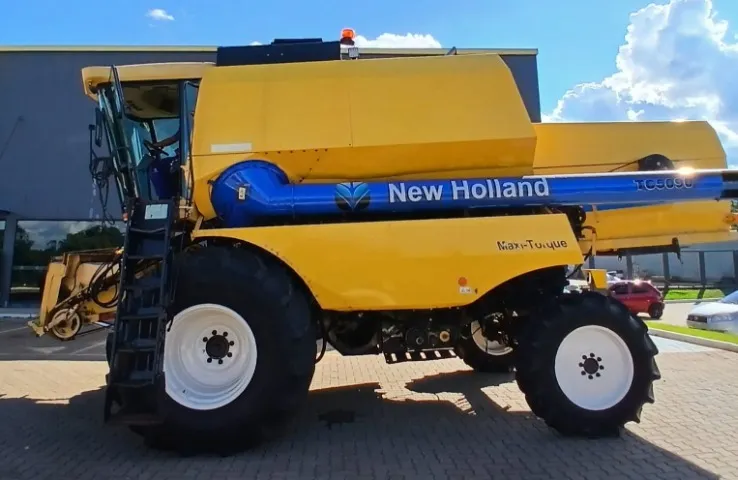 Colheitadeira New Holland TC5090