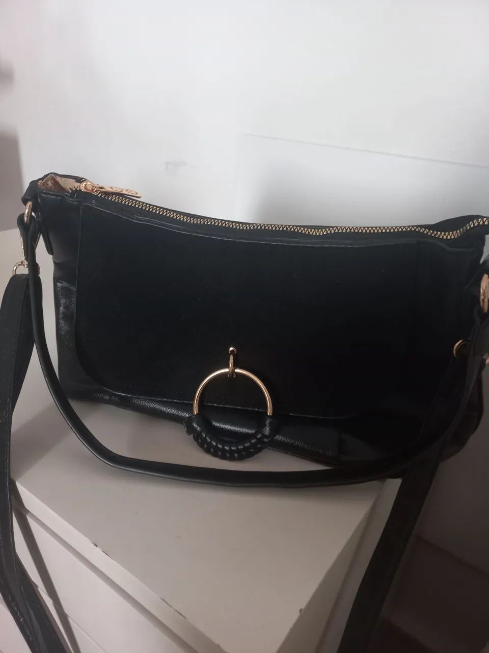 Bolsa Feminina Preta com Detalhe em Metal