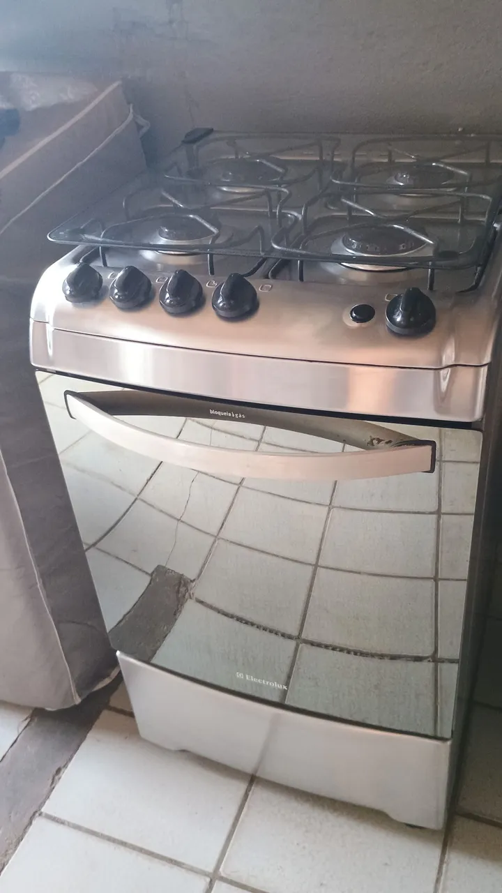 Fogão Electrolux com 4 bocas