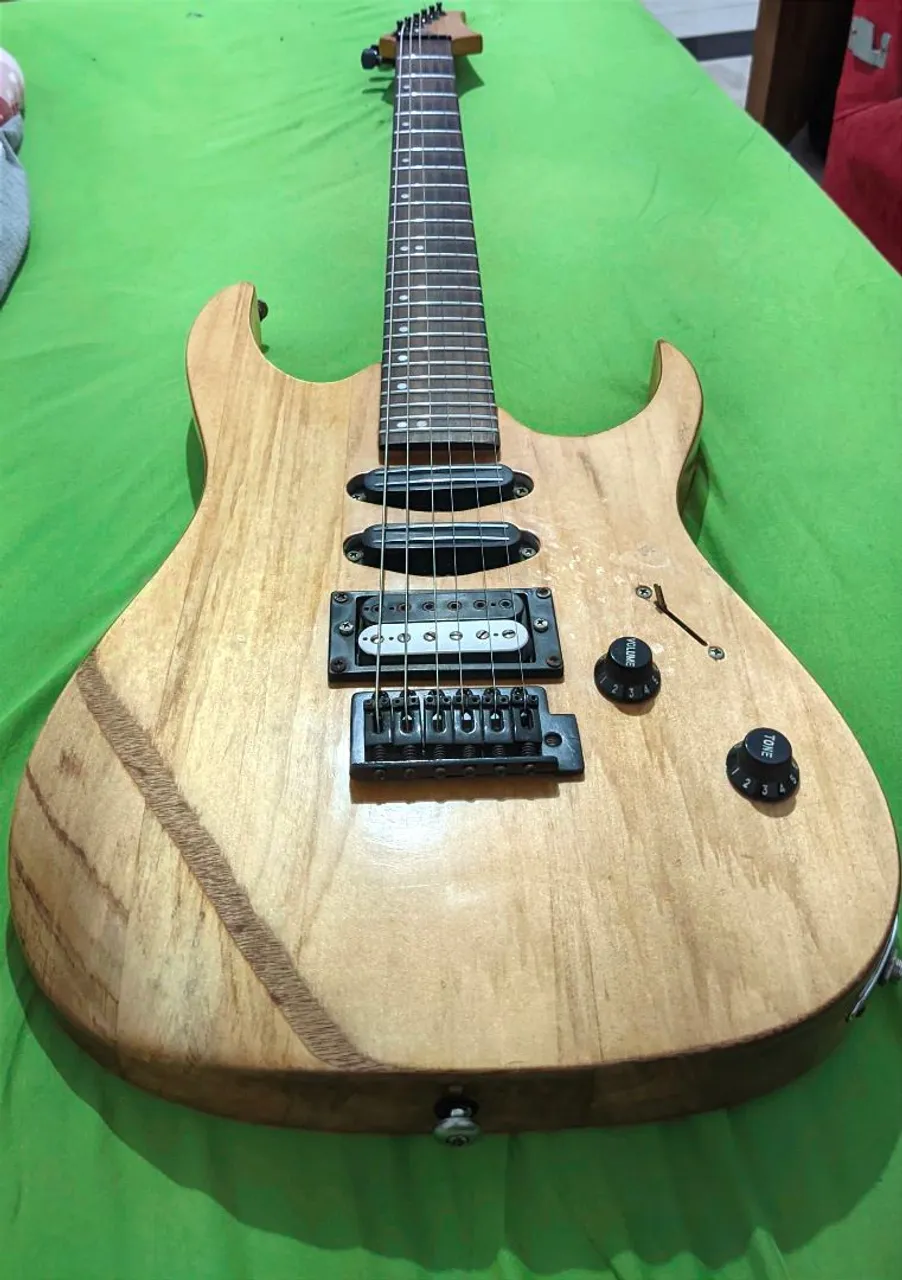 Guitarra Super Strato Washburn 
