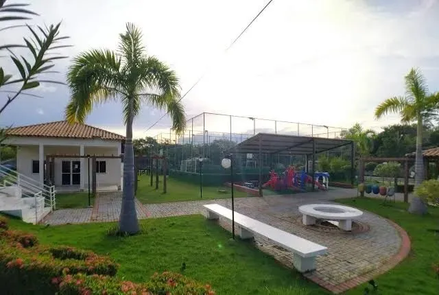 Casa térrea condomínio com 3 quartos sendo 1 suíte