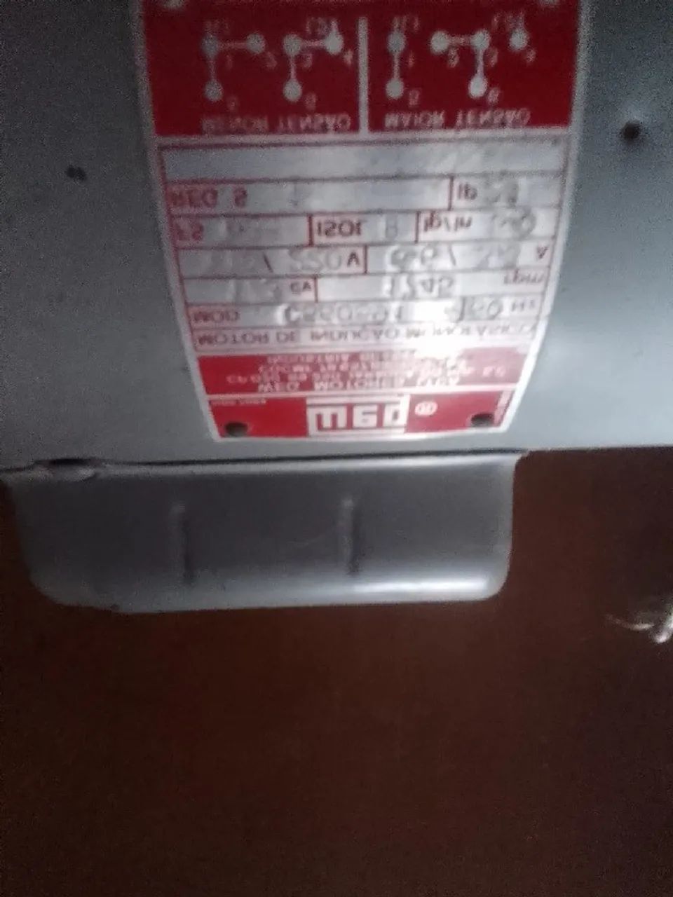 Máquina Overlock BenMa 3 fios. Precisa de limpeza e regulagem. Com motor 127v e bancada - Foto 5