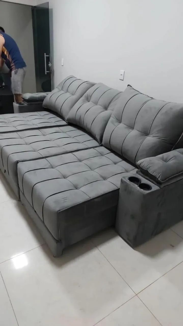 Sofá Modular Cinza com Porta-Copos