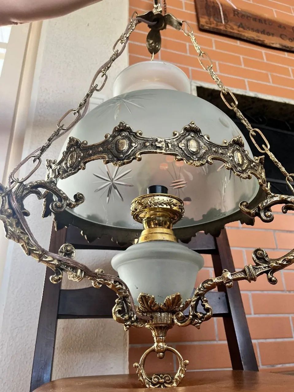 Lustre antigo em bronze maciço para uma lâmpada com cúpula fosca lapidada - Foto 4