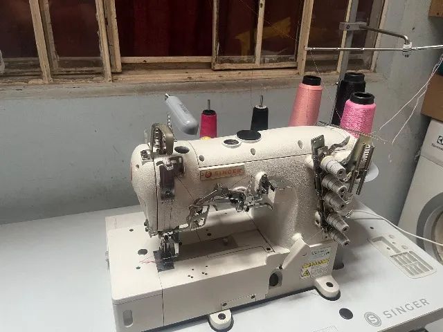 Máquina de costura galoneira de base plana alta velocidade Singer - Foto 3